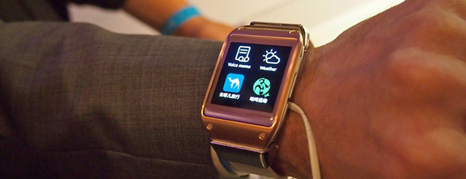 El Galaxy Gear no luce muy sexy que digamos en la muñeca. Es grande y bulky.